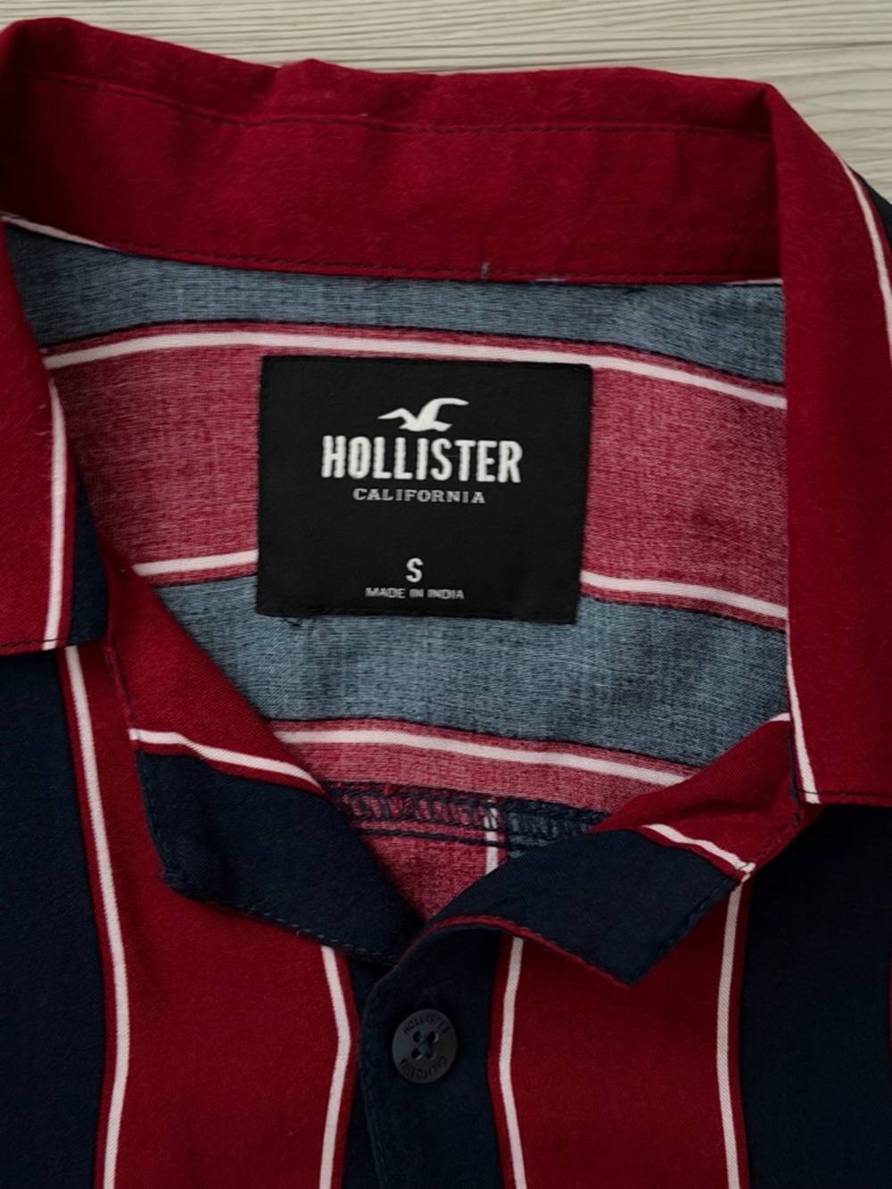 Bundle of 2 Hollister Men’s Button-Down Shirts - Picture 6 of 7